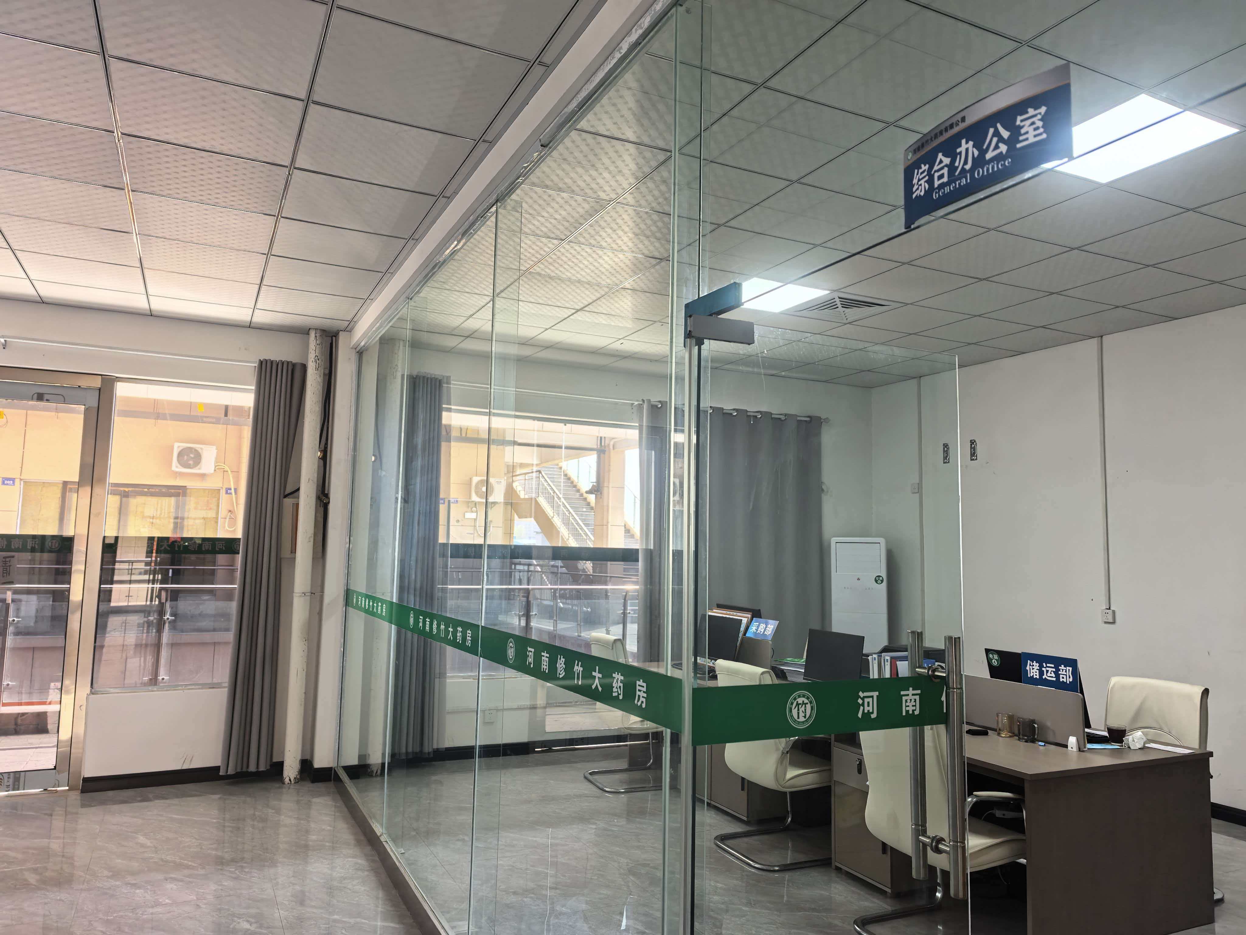 公司总部大楼外观，现代建筑风格，门前有公司标识牌，周围绿化环境优美